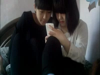 边玩手机边玩JB带着闺蜜同学在家,她非常羞涩都不敢看鸡巴
