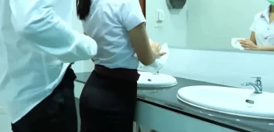 下班时间和女白领在公司厕所里偷偷来一发，射在她脸上