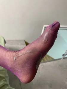 操B+射在01年女友紫色丝袜脚上！