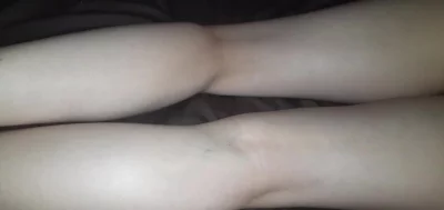 给你们看看我女朋友用作足交的美足和大长腿