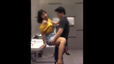 逛街偶遇上海少妇背着老公厕所里解决