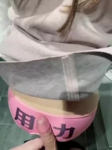 偷偷在厕所里做爱，穿着粉色内裤
