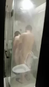 第一次3P老婆和单男洗澡澡