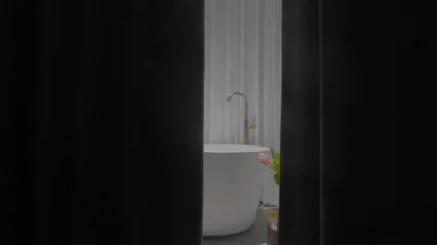刚回家透过门缝看到老婆和情人在洗澡做爱场面一度糜烂!（进群约炮）
