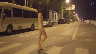 妻子大胆裸体走在马路上勾引陌生人