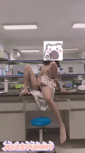 研究生学姐背着男友实验室露出自慰高潮喷尿！！（进Q群约炮）