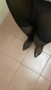 48岁黑丝丰满熟女上班时候发骚了，在厕所拍视频勾引我，大粗腿特别肥美
