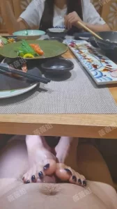 约御姐吃日本料理，没想到她直接在桌子底下偷偷给你足交，实在是刺激
